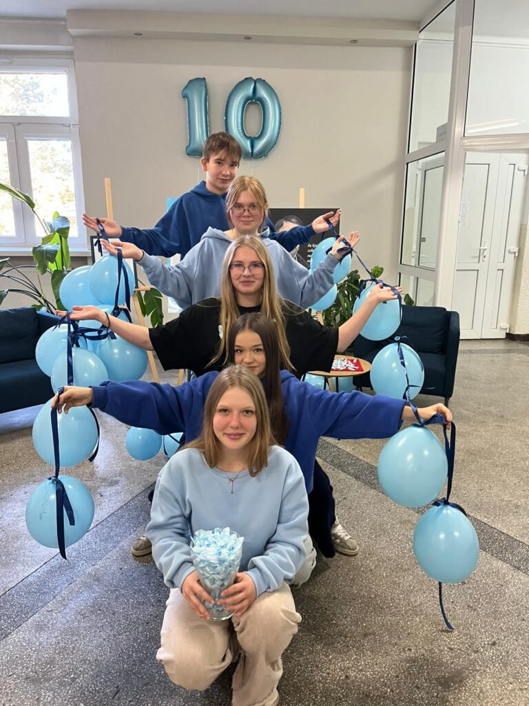 zdjęcie przedstawia grupę osób