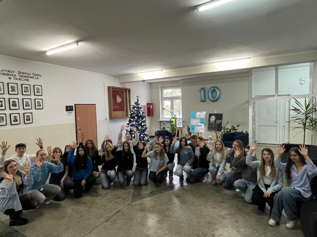 zdjęcie przedstawia grupę osób