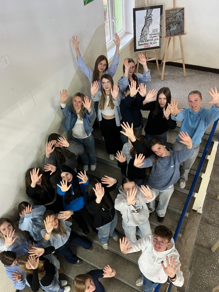 zdjęcie przedstawia grupę osób