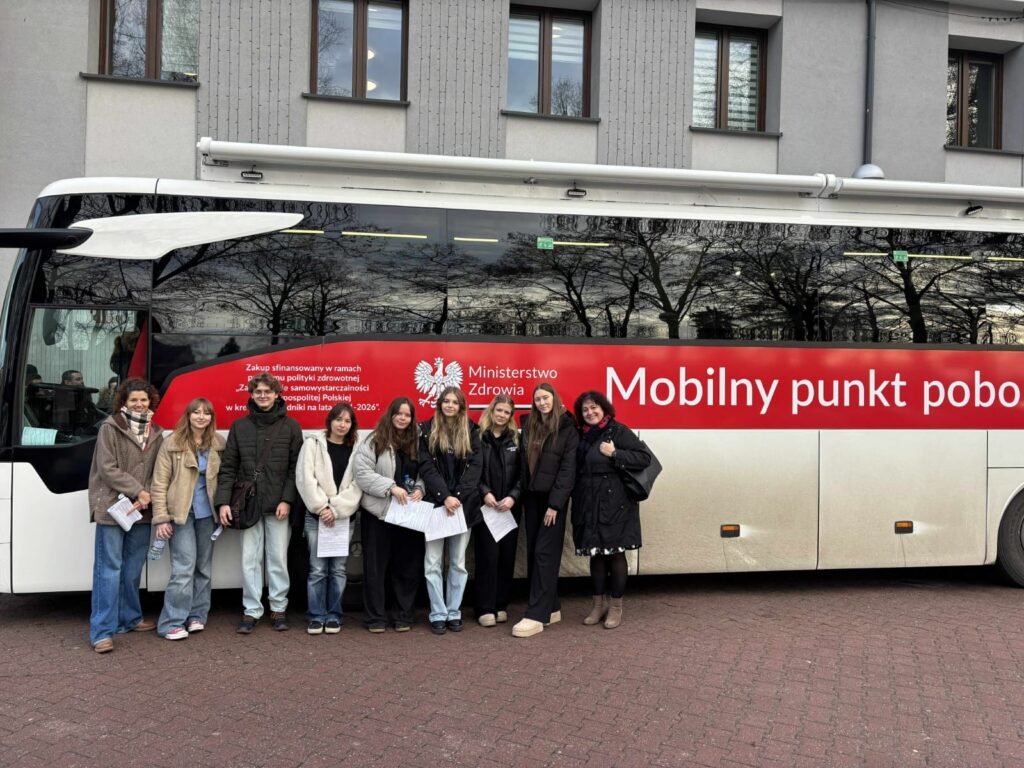 zdjęcie przedstawia grupę osób