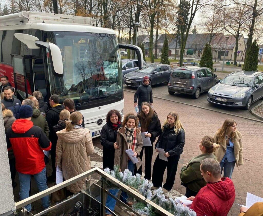 zdjęcie przedstawia grupę osób