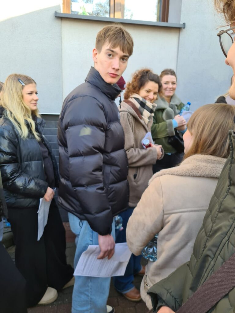 zdjęcie przedstawia grupę osób