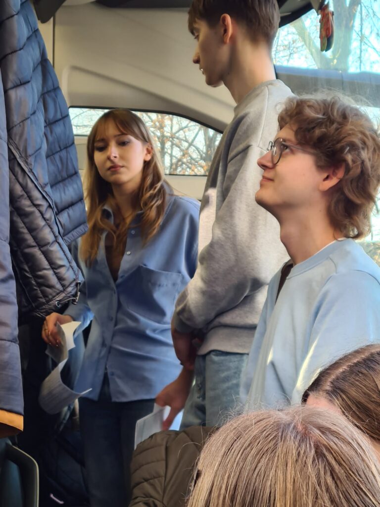 zdjęcie przedstawia grupę osób