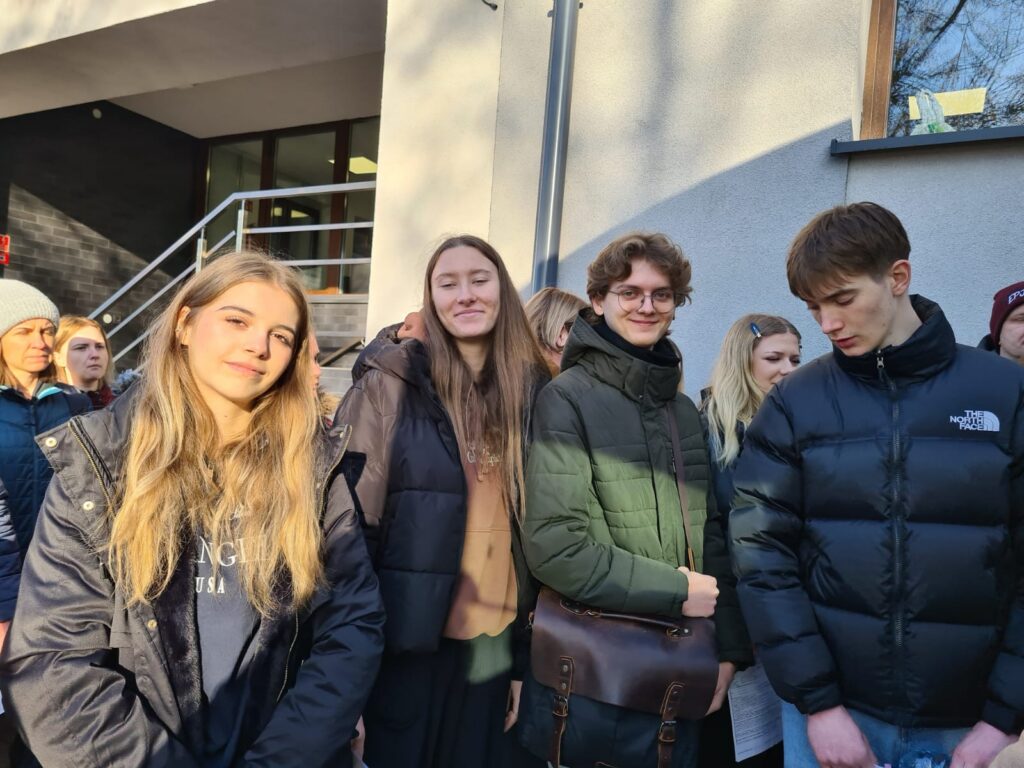 zdjęcie przedstawia grupę osób