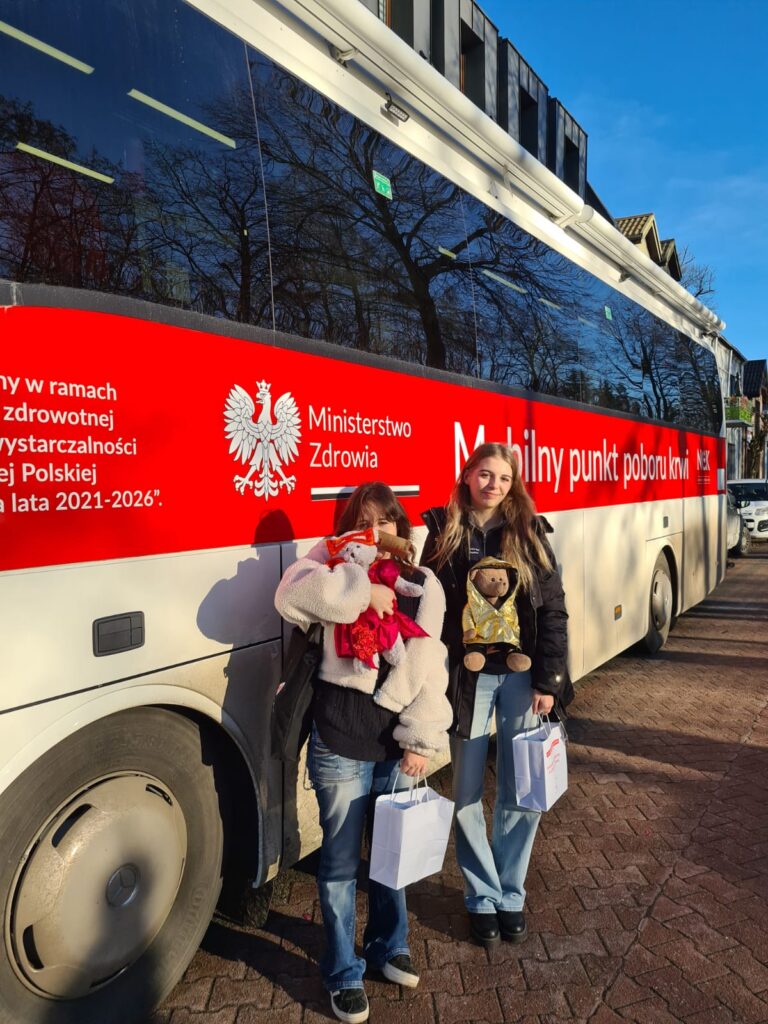 zdjęcie przedstawia grupę osób