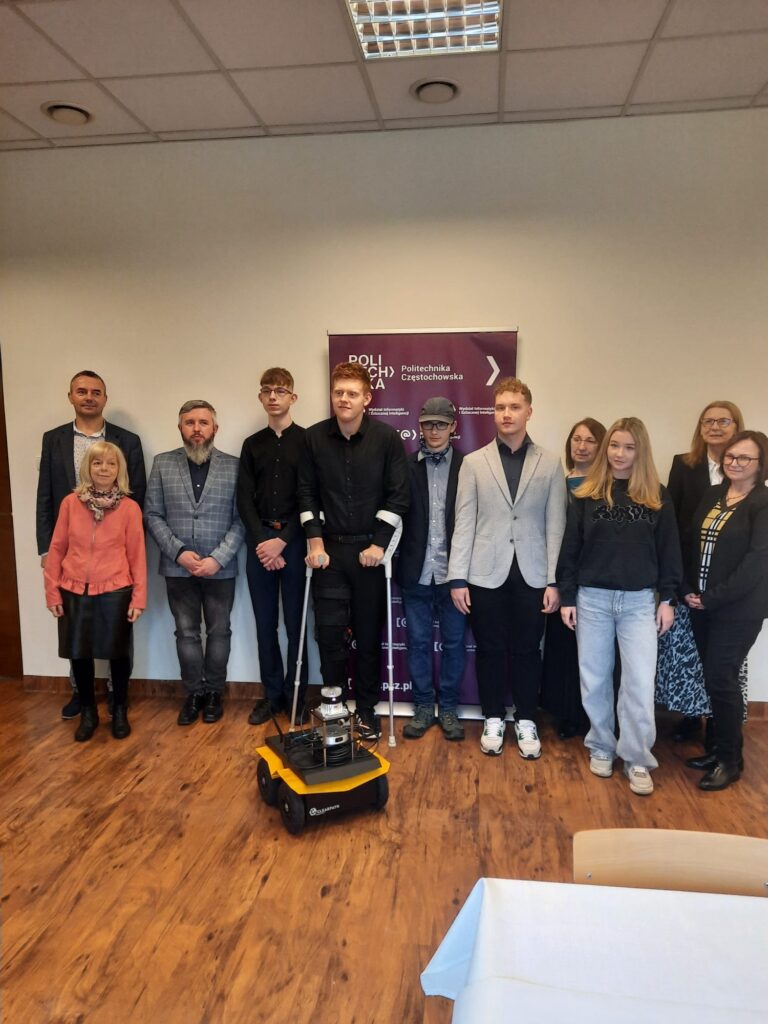 zdjęcie przedstawia grupę osób