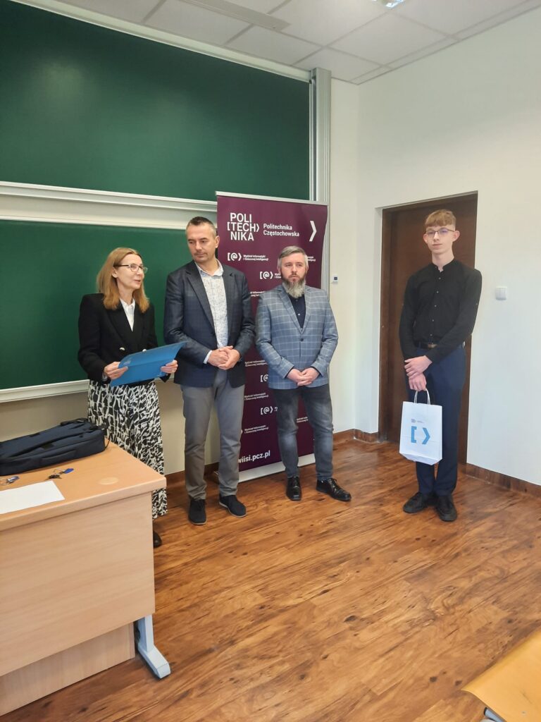 zdjęcie przedstawia grupę osób