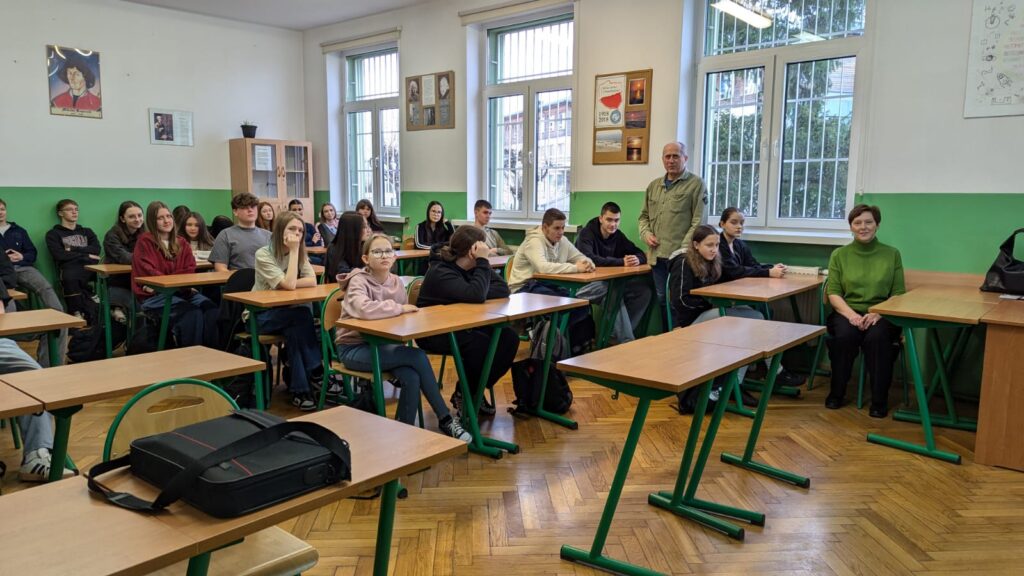 zdjęcie przedstawia grupę osób