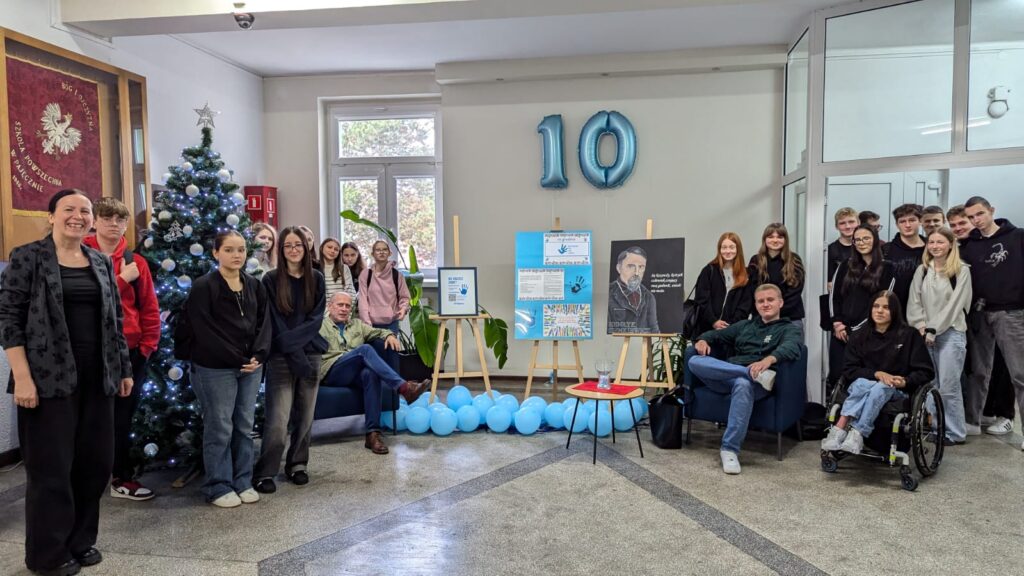 zdjęcie przedstawia grupę osób