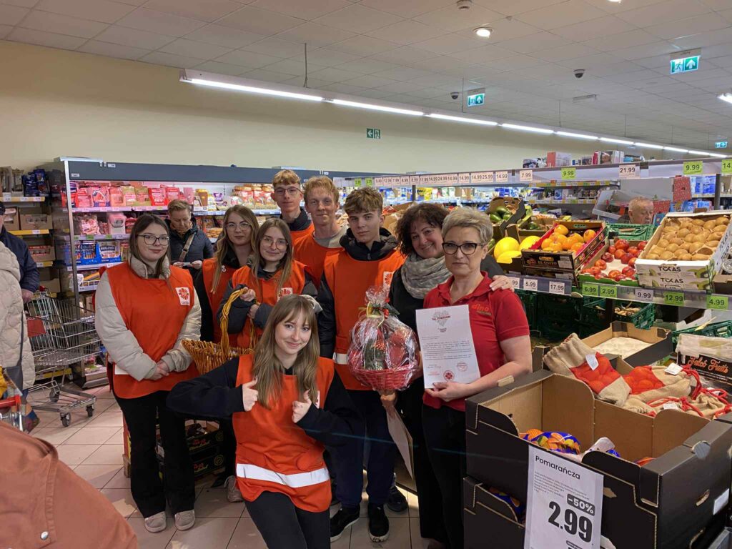 zdjęcie przedstawia grupę osób