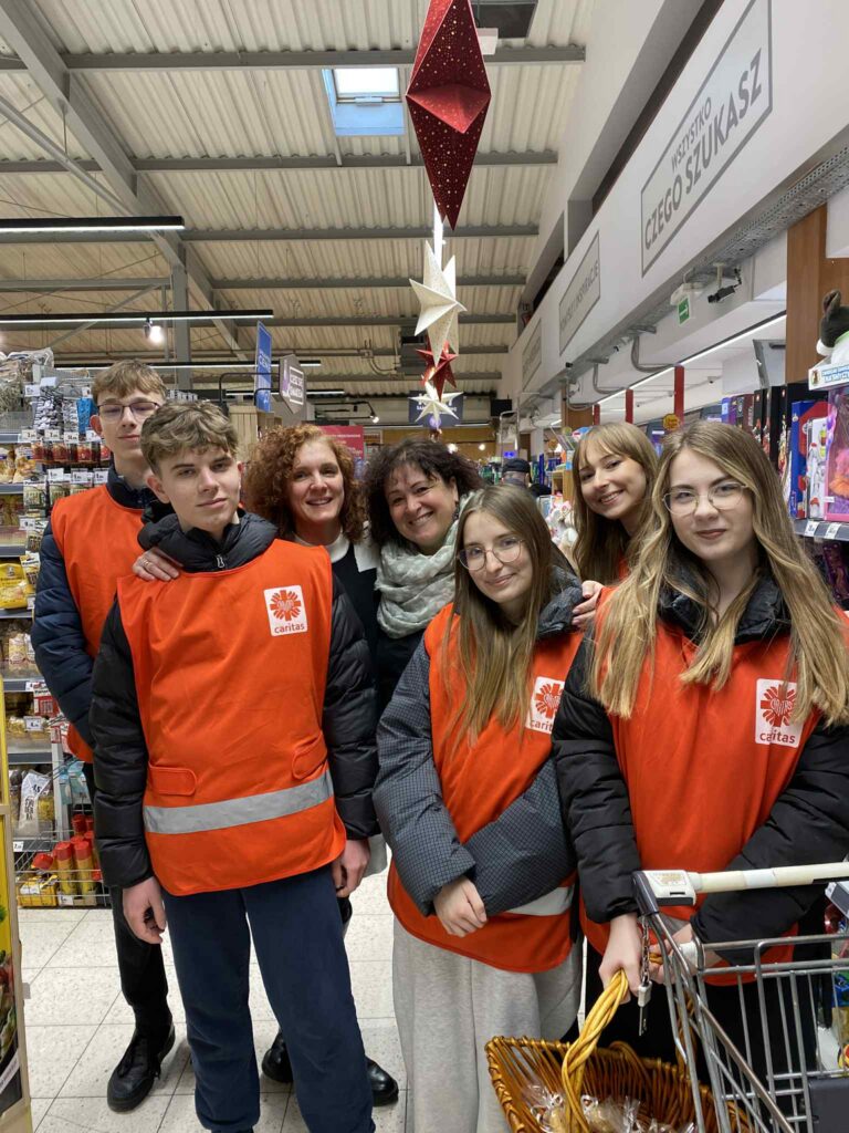 zdjęcie przedstawia grupę osób