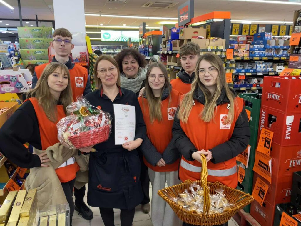 zdjęcie przedstawia grupę osób