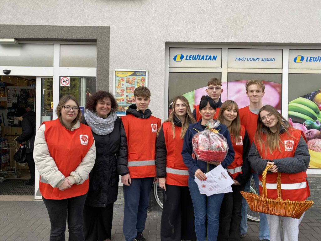 zdjęcie przedstawia grupę osób