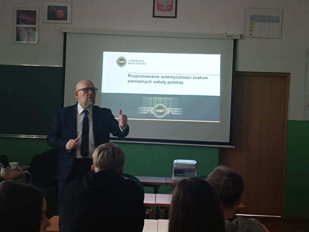 zdjęcie przedstawia grupę osób