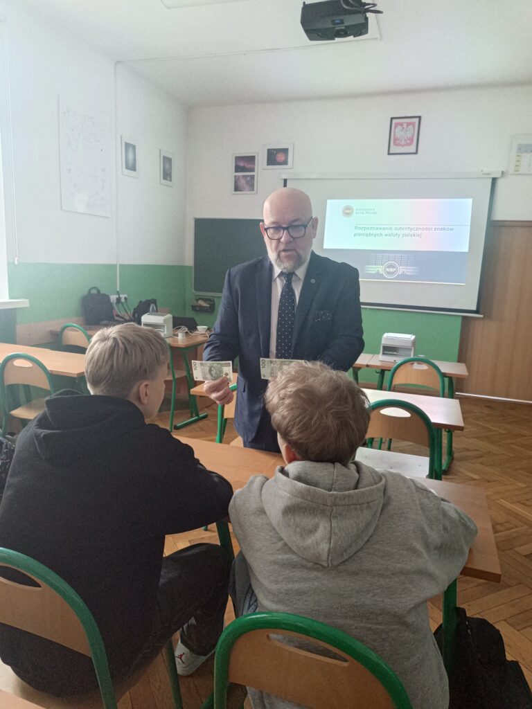 zdjęcie przedstawia grupę osób