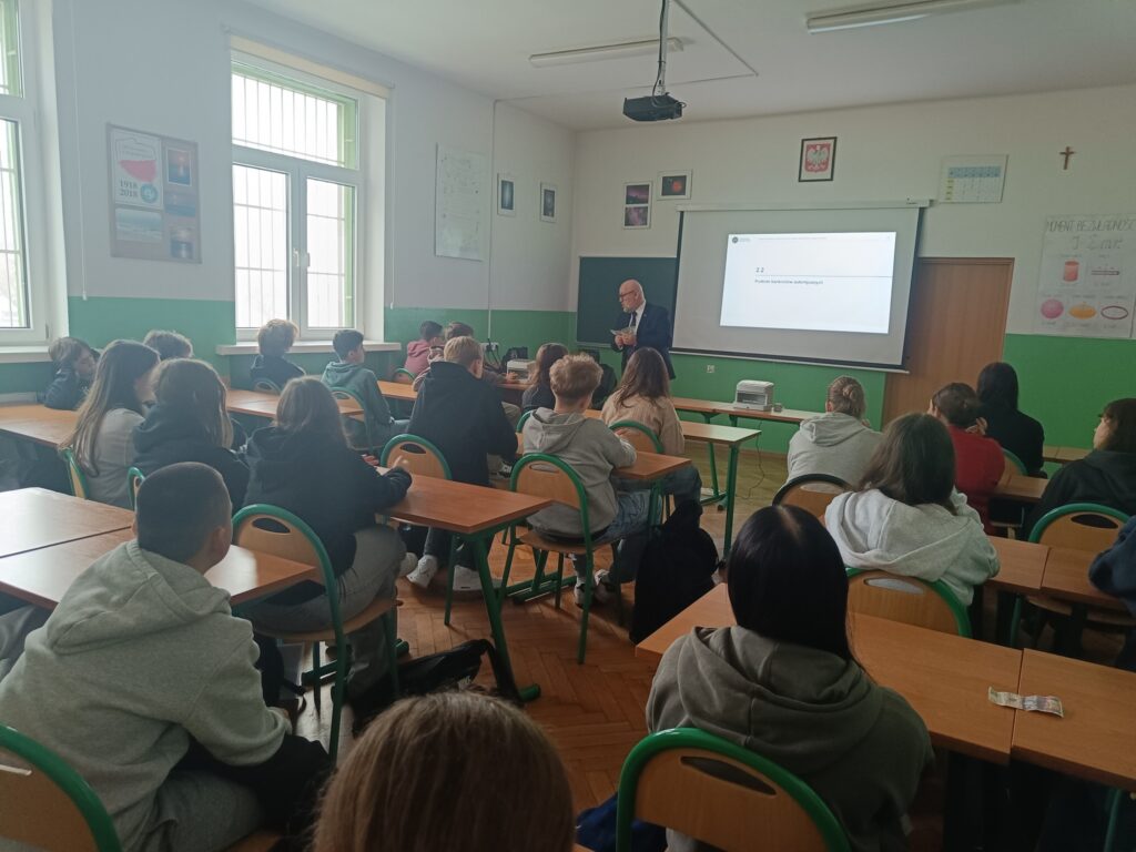 zdjęcie przedstawia grupę osób