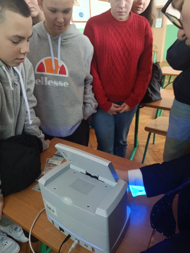 zdjęcie przedstawia grupę osób