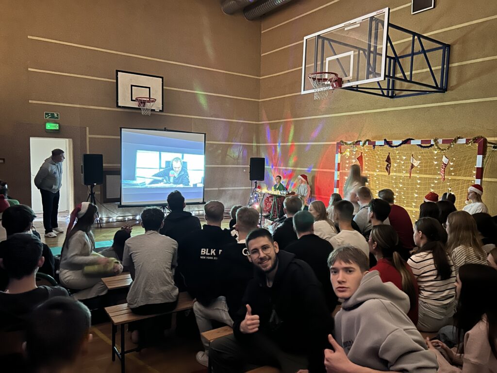 zdjęcie przedstawia grupę osób