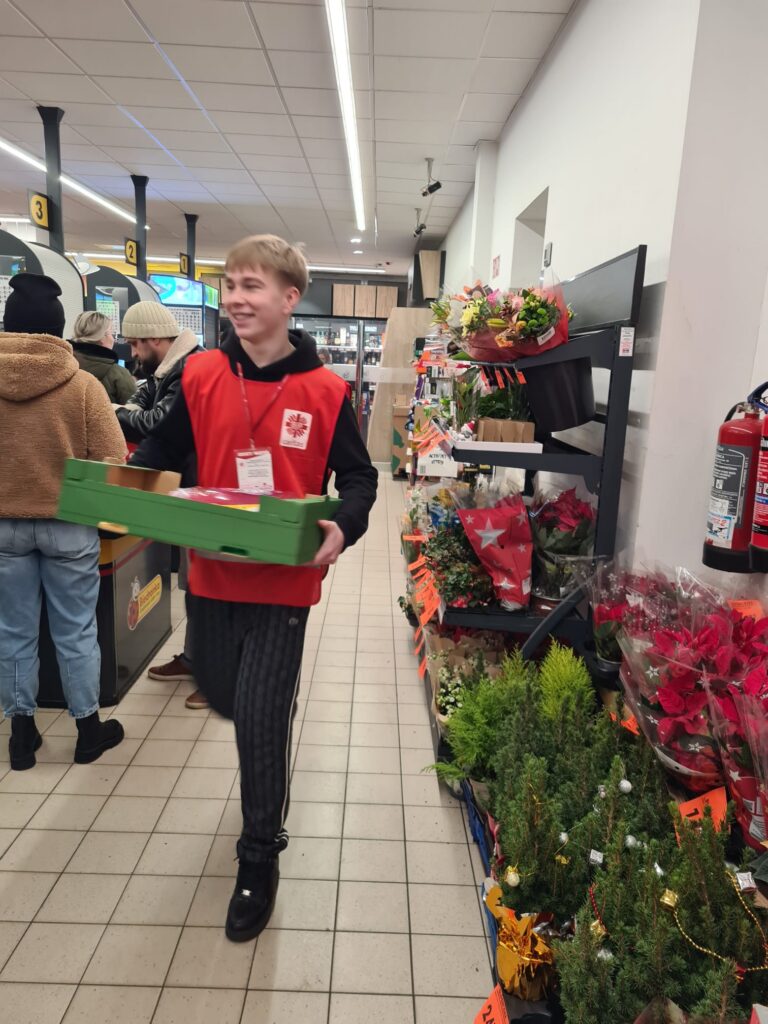 zdjęcie przedstawia grupę osób