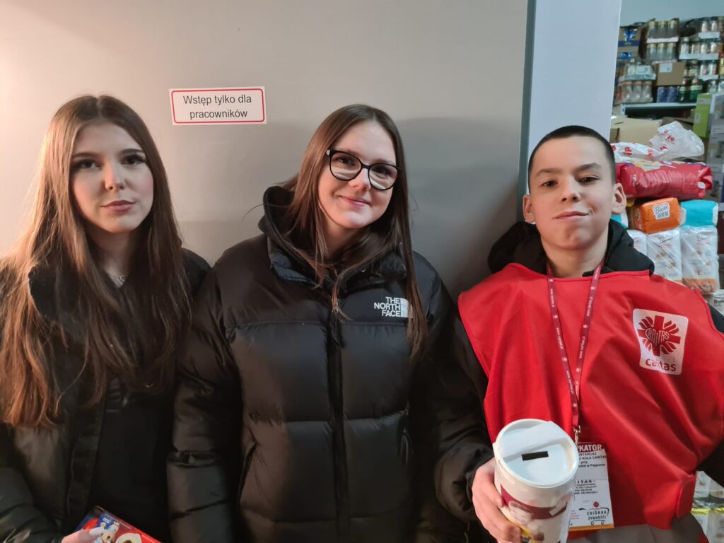 zdjęcie przedstawia grupę osób