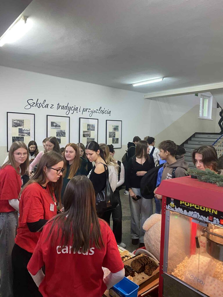 zdjęcie przedstawia grupę osób