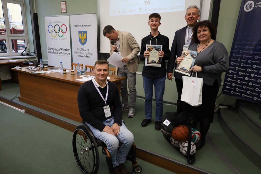 zdjęcie przedstawia grupę osób