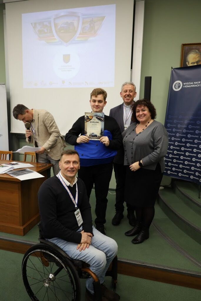 zdjęcie przedstawia grupę osób