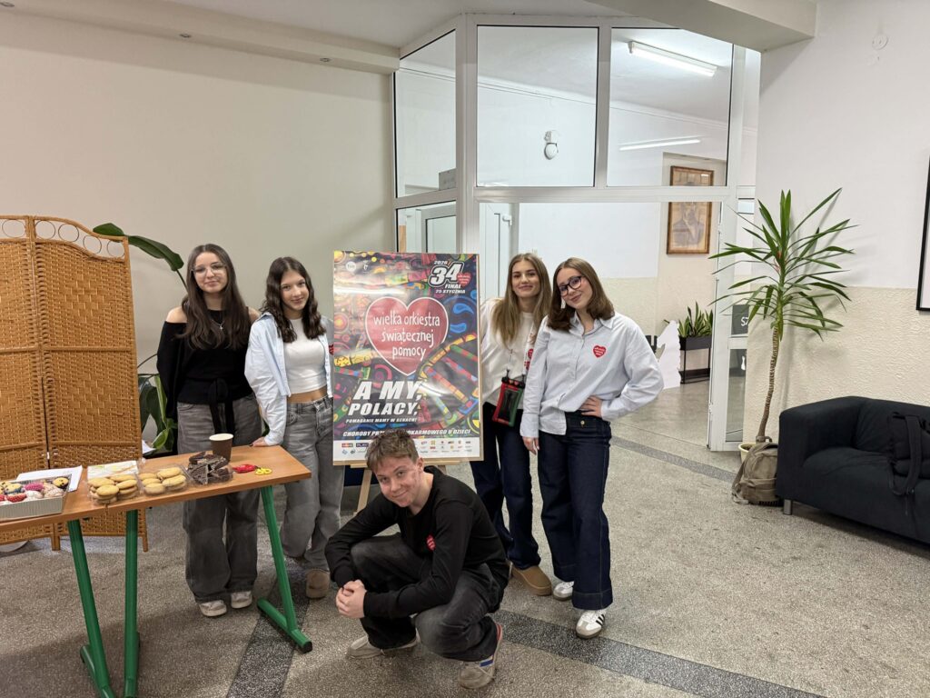 zdjęcie przedstawia grupę osób