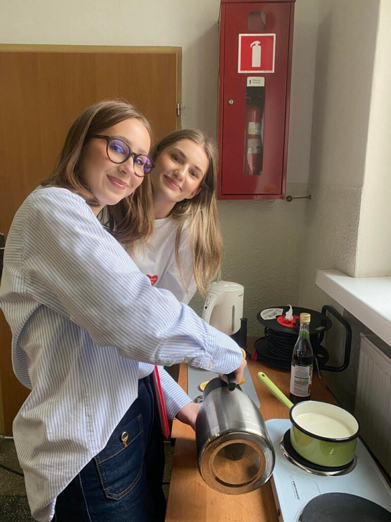 zdjęcie przedstawia grupę osób