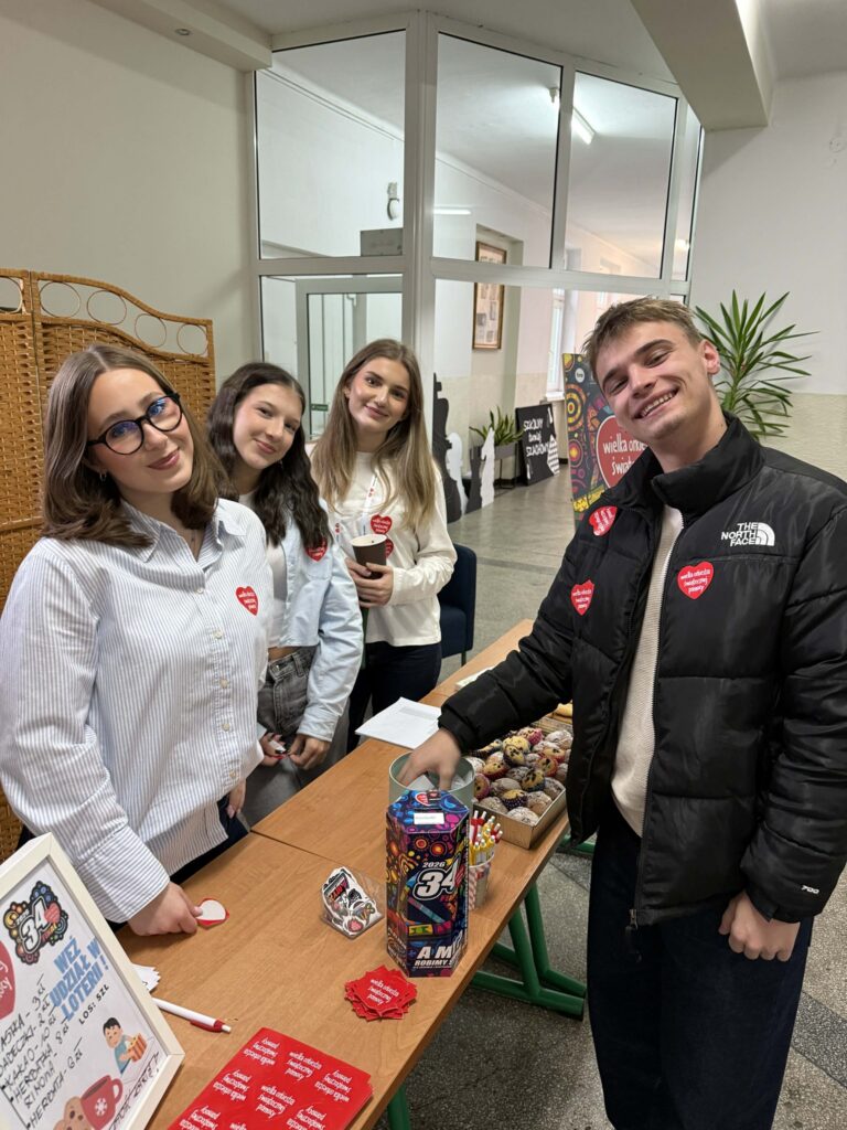 zdjęcie przedstawia grupę osób