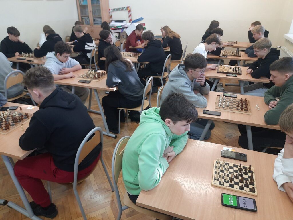 zdjęcie przedstawia grupę osób