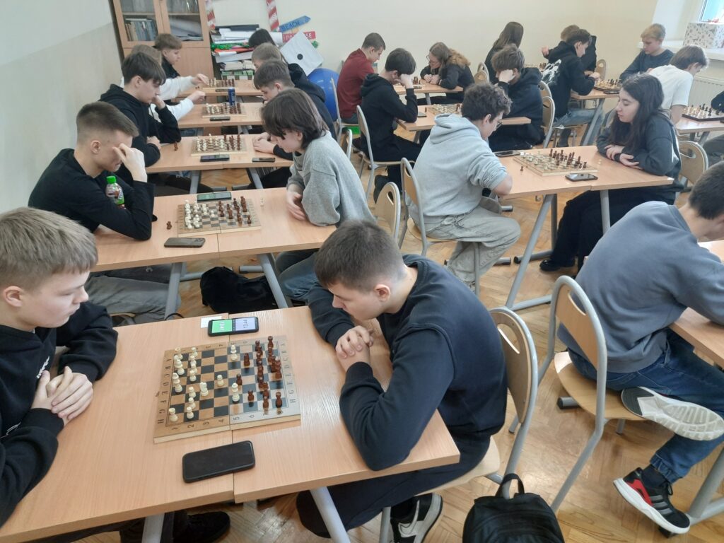 zdjęcie przedstawia grupę osób