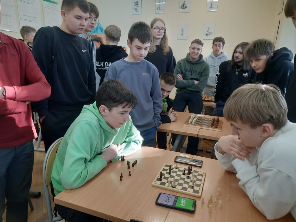 zdjęcie przedstawia grupę osób