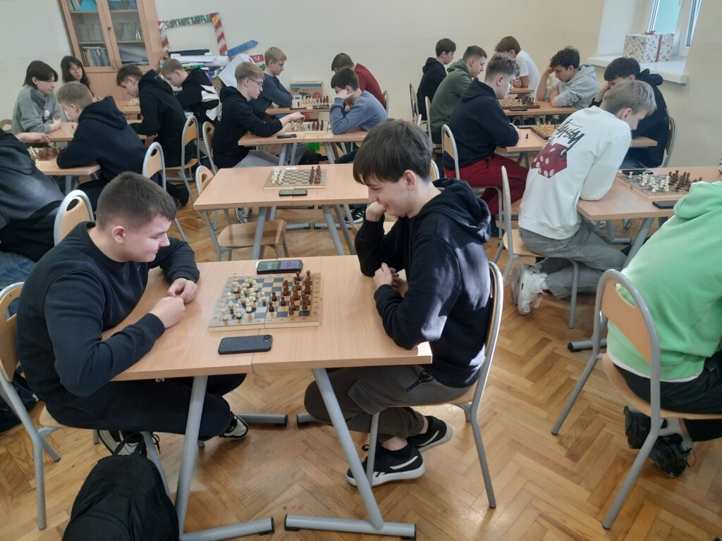 zdjęcie przedstawia grupę osób