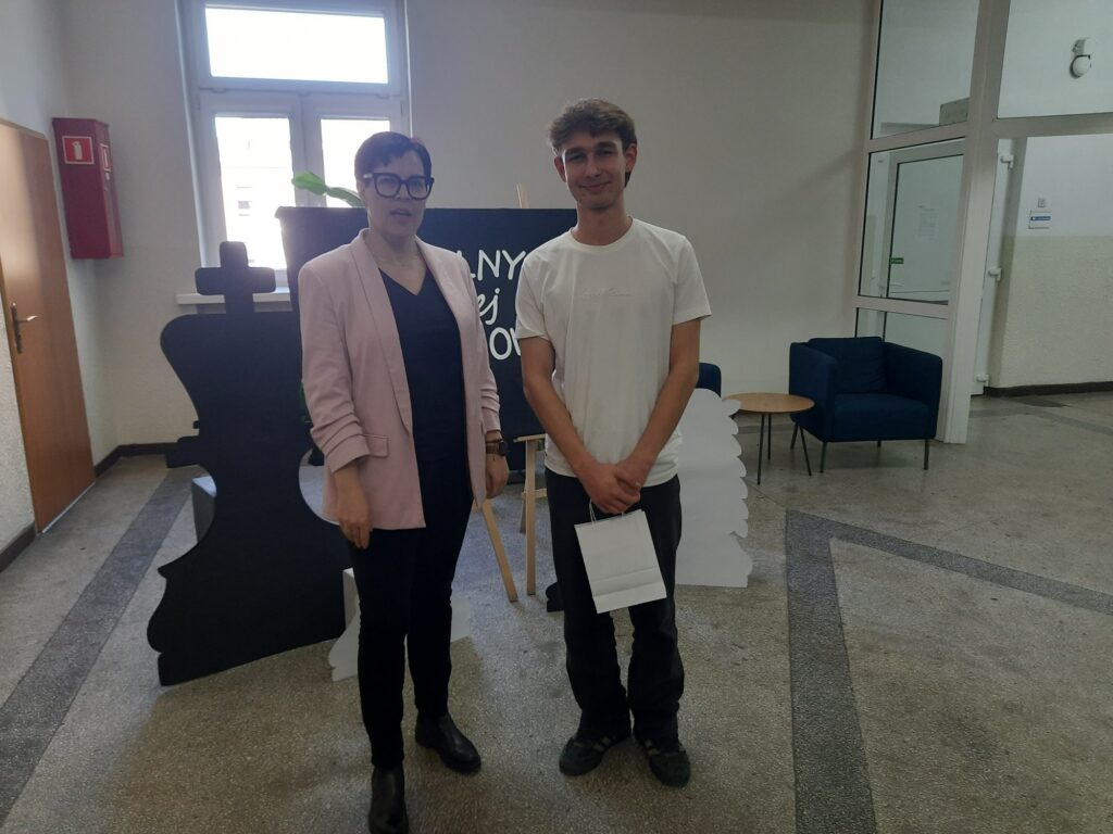 zdjęcie przedstawia grupę osób