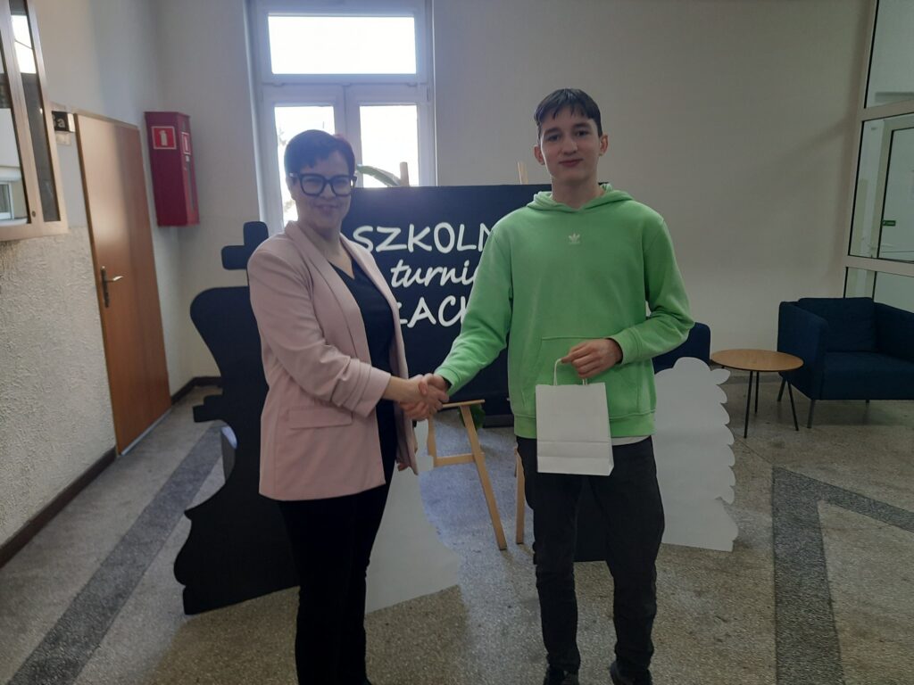 zdjęcie przedstawia grupę osób