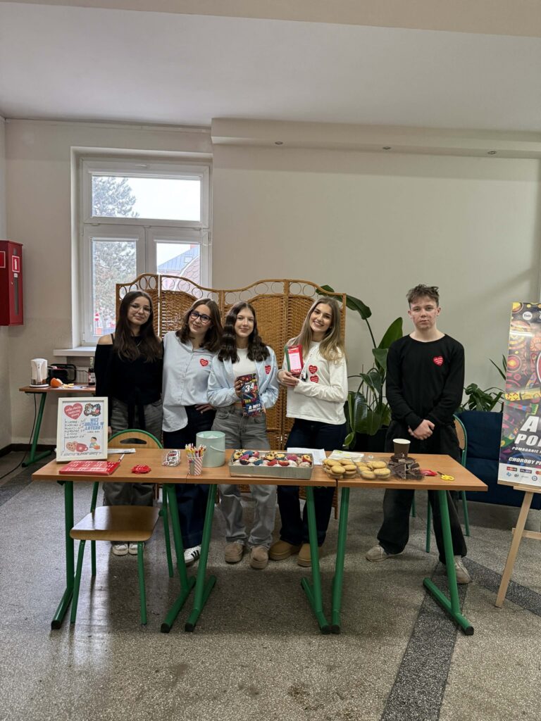 zdjęcie przedstawia grupę osób