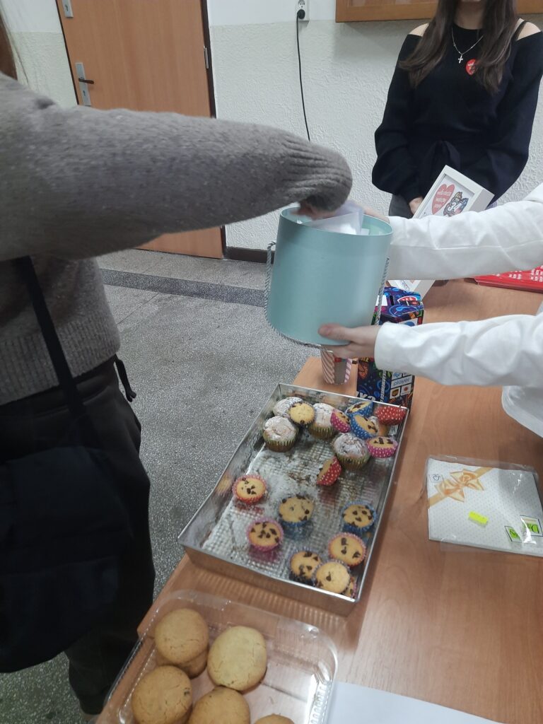 zdjęcie przedstawia grupę osób