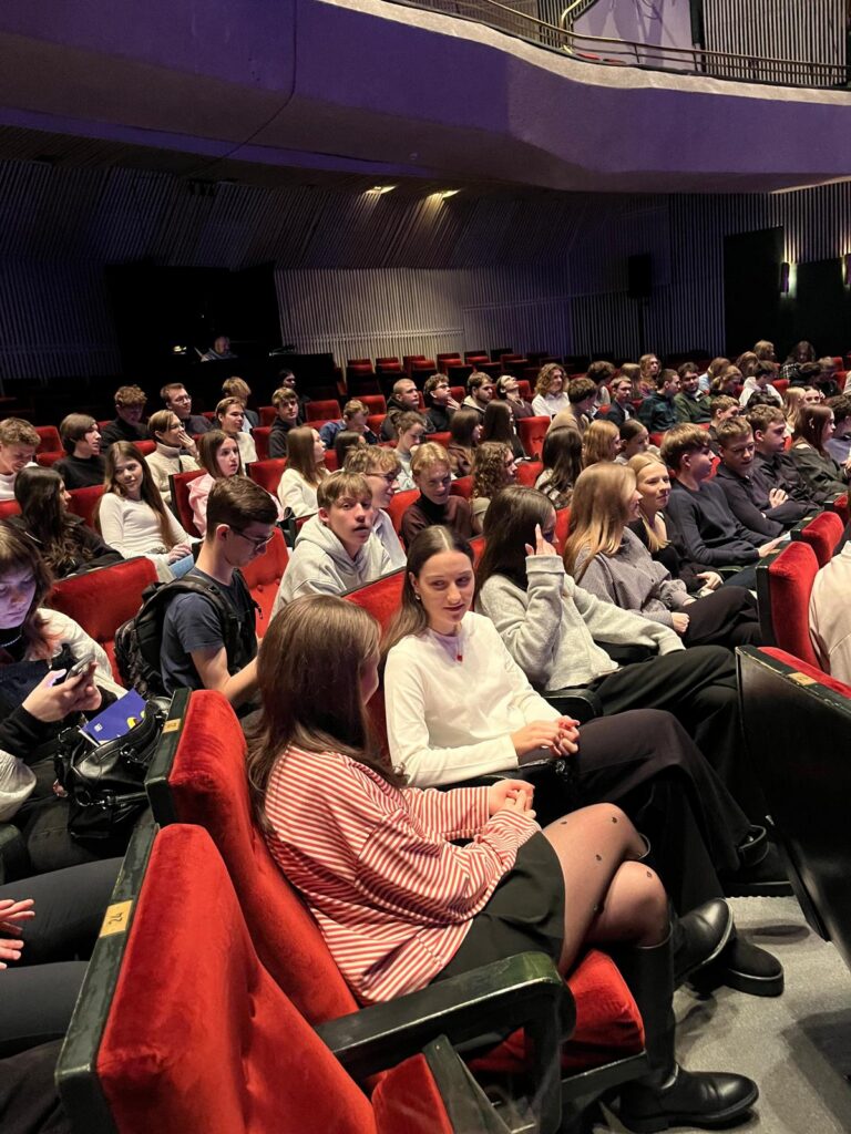 zdjęcie przedstawia grupę osób