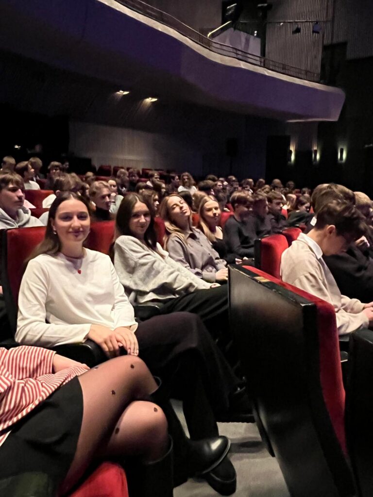 zdjęcie przedstawia grupę osób