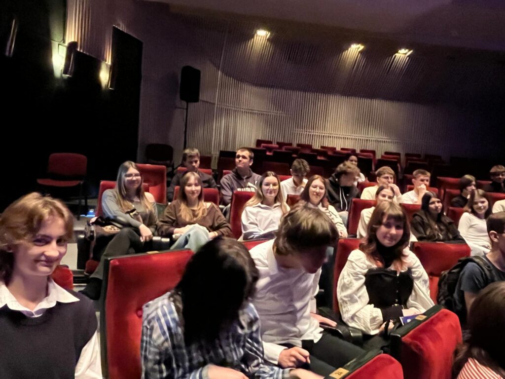 zdjęcie przedstawia grupę osób