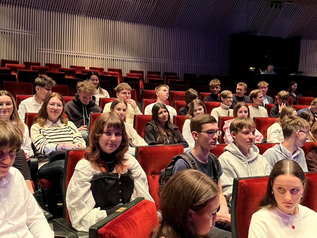 zdjęcie przedstawia grupę osób