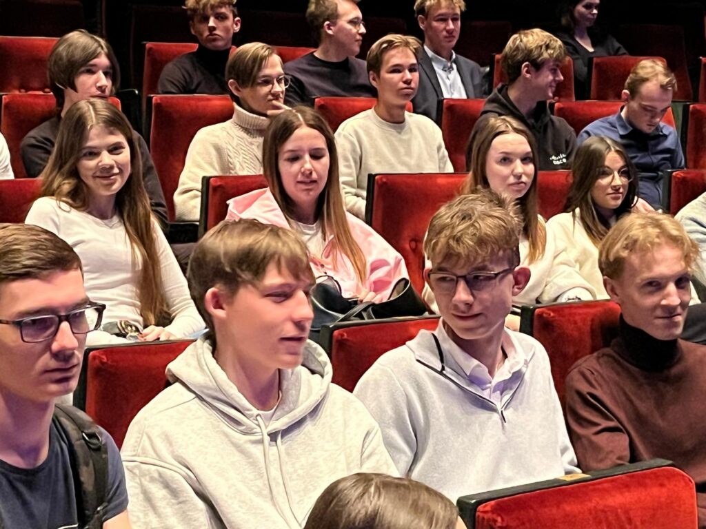 zdjęcie przedstawia grupę osób