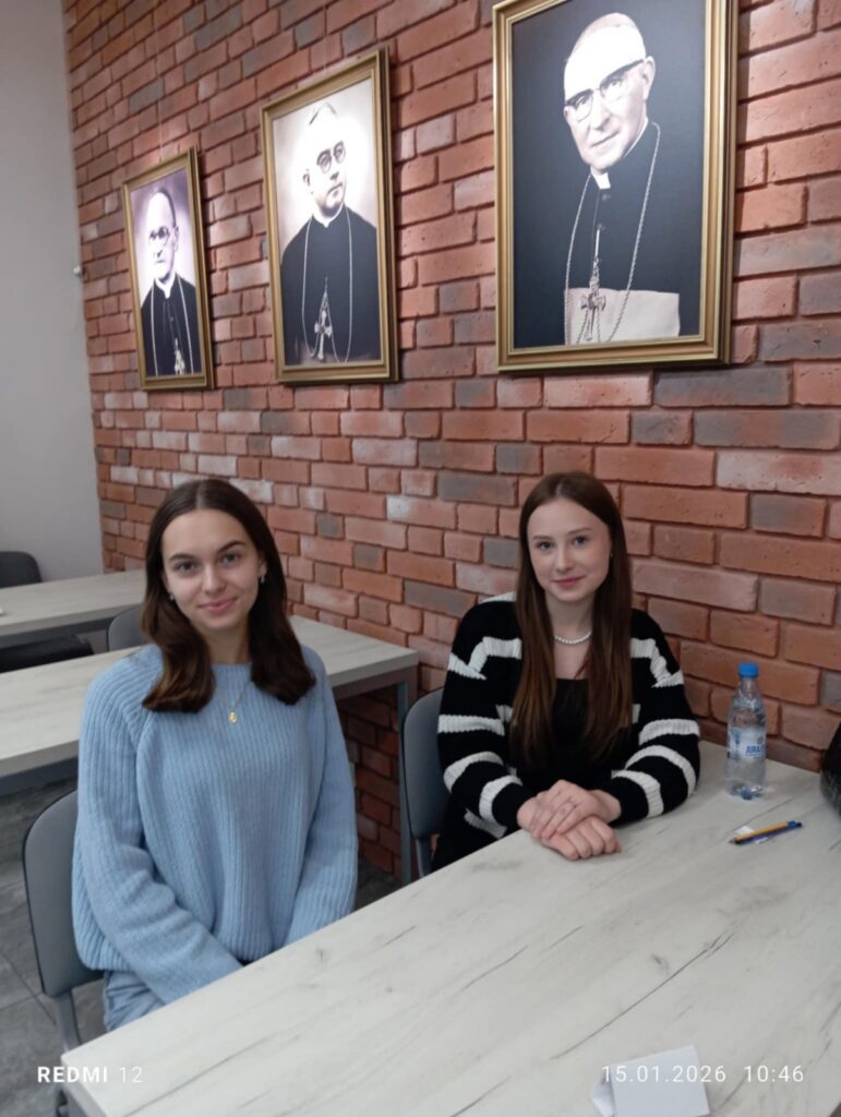 zdjęcie przedstawia grupę osób