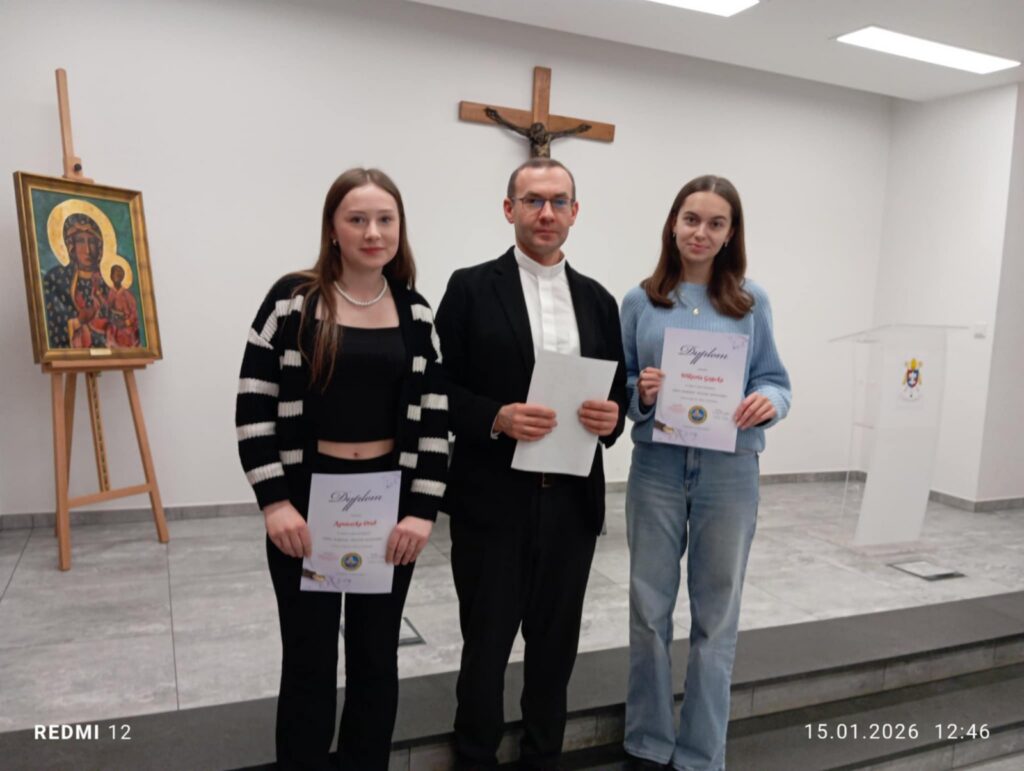 zdjęcie przedstawia grupę osób