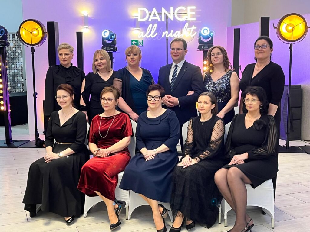 zdjęcie przedstawia grupę osób