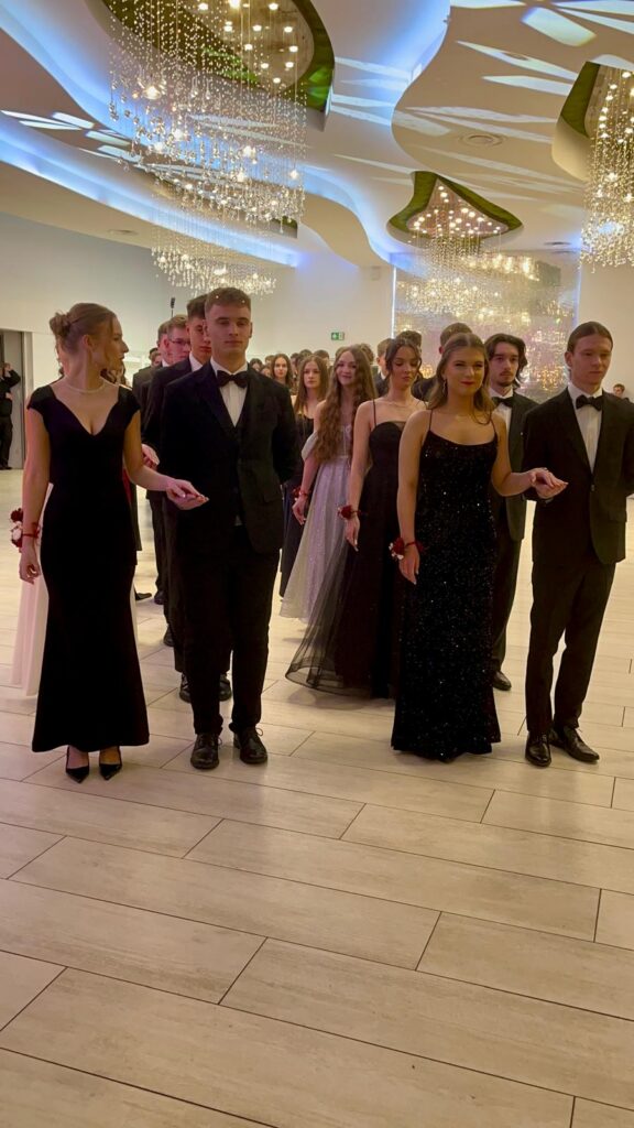 zdjęcie przedstawia grupę osób