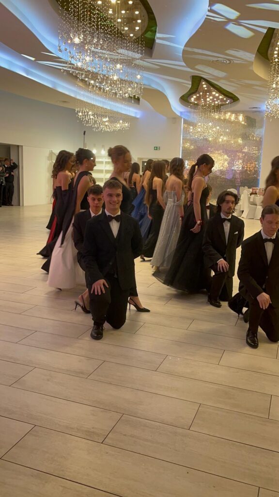 zdjęcie przedstawia grupę osób