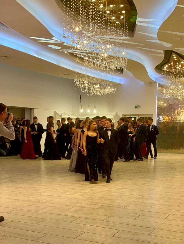 zdjęcie przedstawia grupę osób