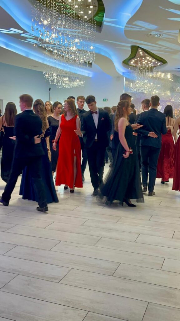 zdjęcie przedstawia grupę osób